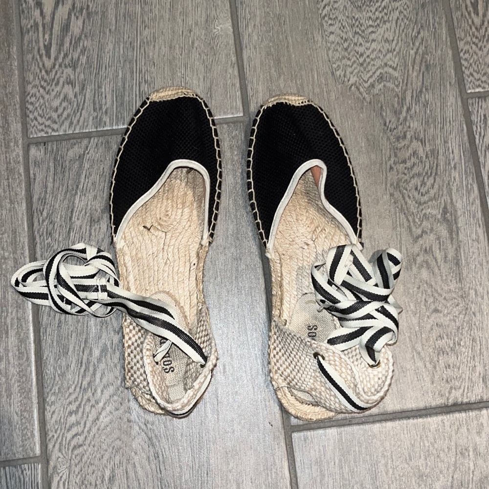 Tie up black and white Soludos